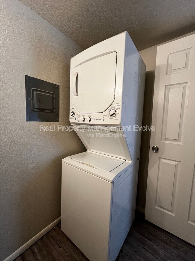 Building Photo - 2040 S Longmore