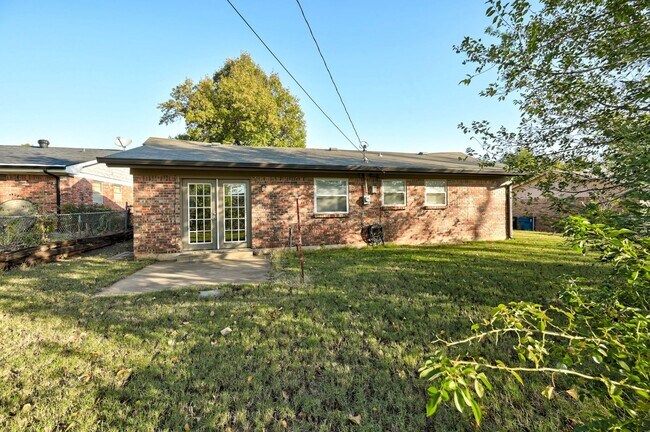 Building Photo - 636 E 27th Pl