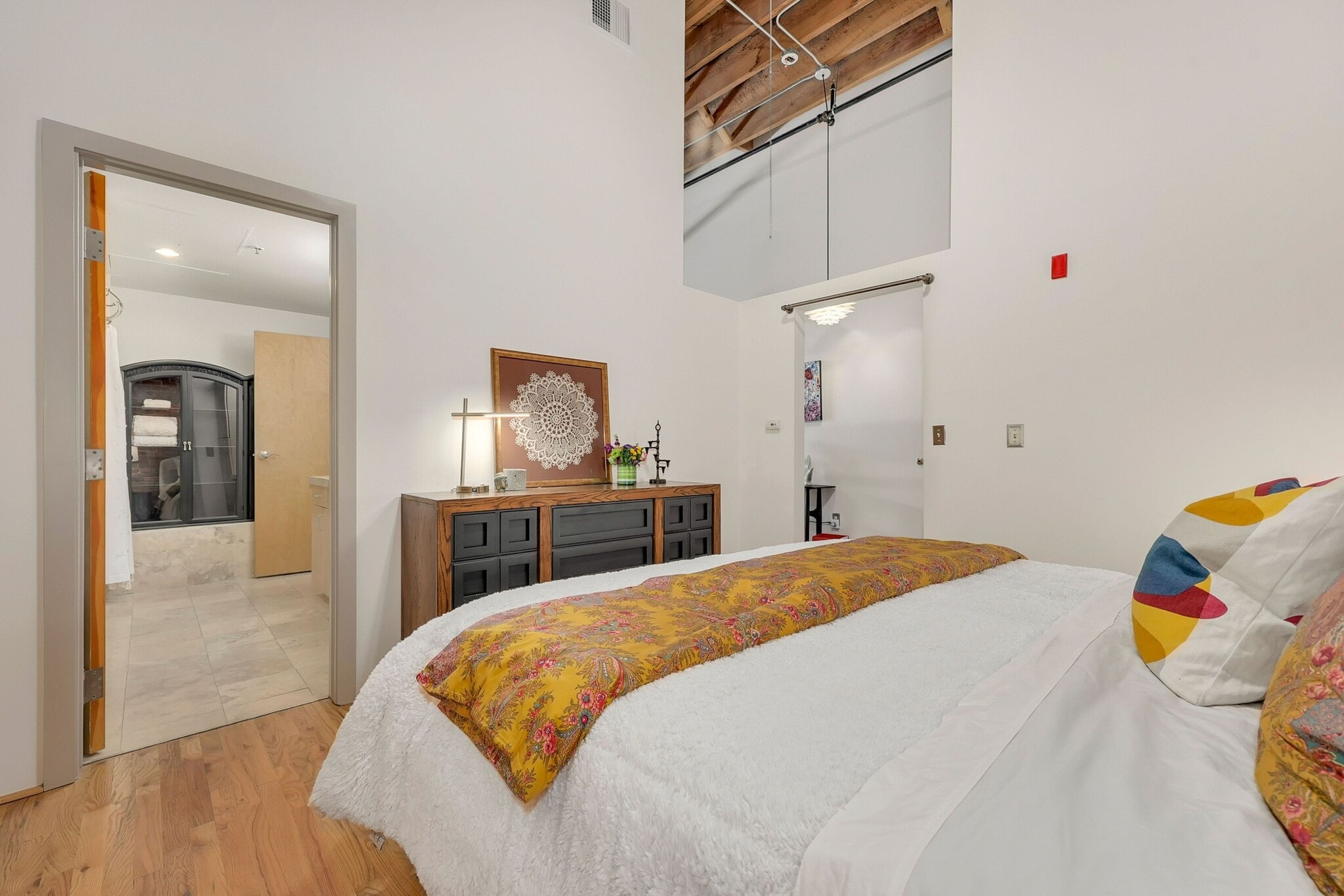 Bedroom w/king size bed - 1800 Lawrence St
