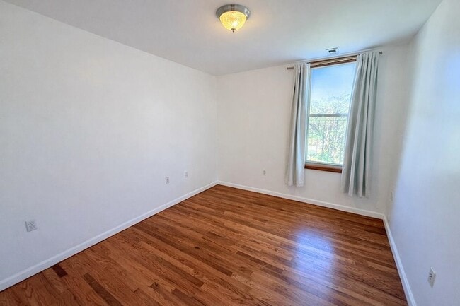 Building Photo - 14 Duer Pl