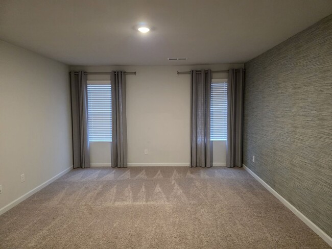 Building Photo - Modern & Spacious 3BR End Unit Townhome in...