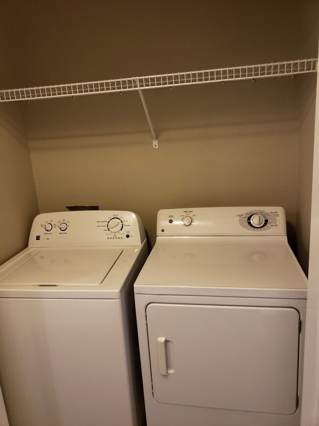 Building Photo - 3 bedroom townhome in gated community with...