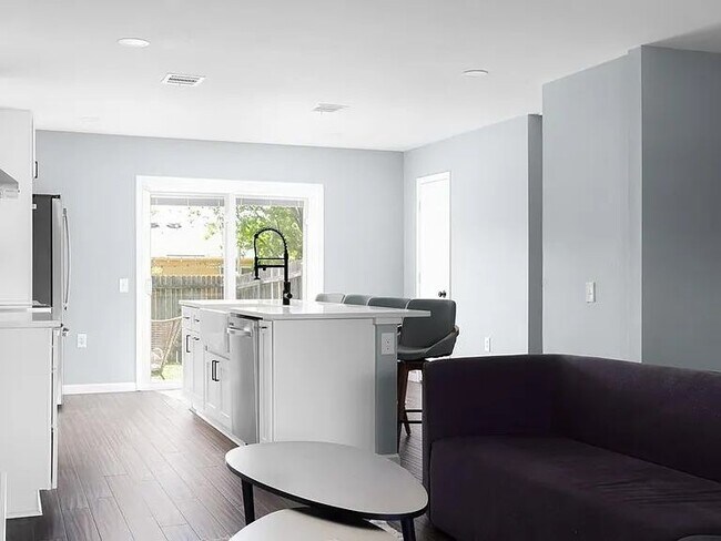 Building Photo - 5505 Viewpoint Dr