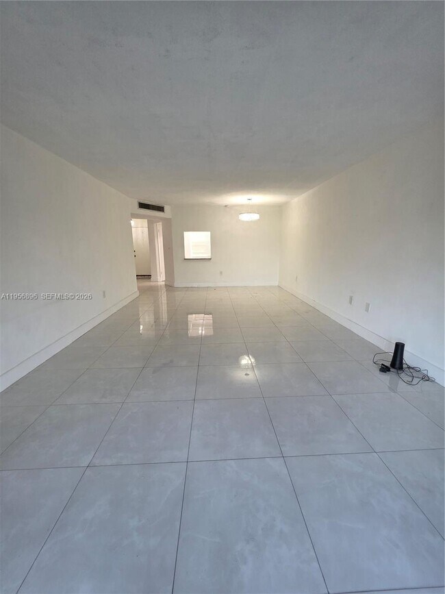 Building Photo - 1351 NE 191st St