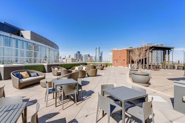 Building Photo - Awesome 1BE/1BA Condo in the Gulch w/2-res...