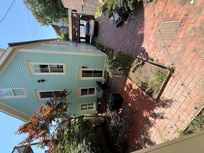 Building Photo - 1429 W Roscoe St