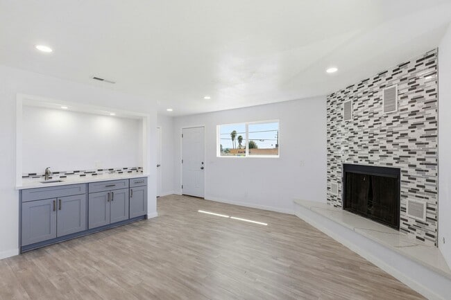 Building Photo - Centrally Located Property!