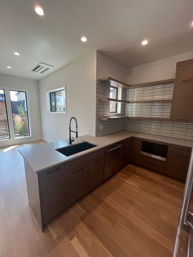 Building Photo - Like-New Townhome in the Gorgeous Terrane ...