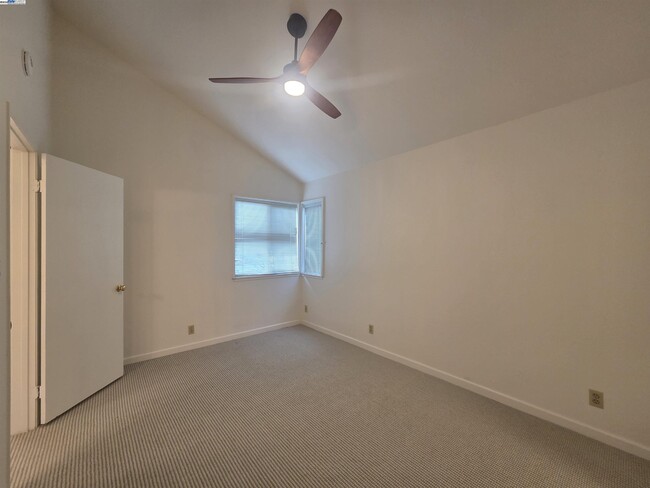 Building Photo - 6084 Vía de los Cerros