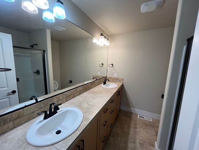Building Photo - Spacious & Stylish Home in Desirable Betha...