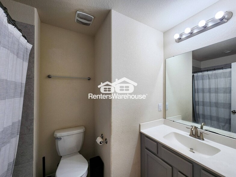 Building Photo - 2119 Del Mar Dr