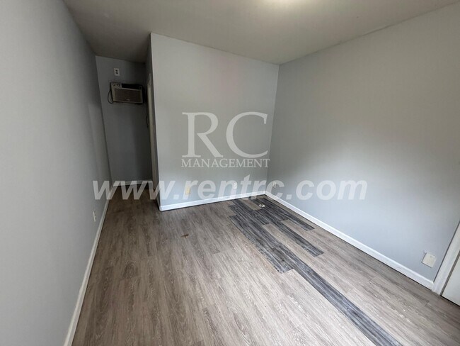Building Photo - 123-13 Attica-W