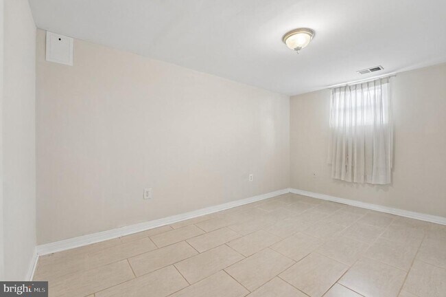 Building Photo - 229 Cabbel Dr