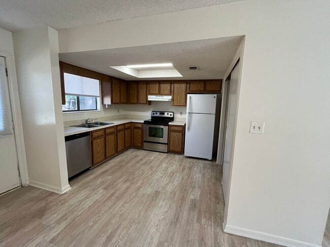 Building Photo - 841 Meadow Ln