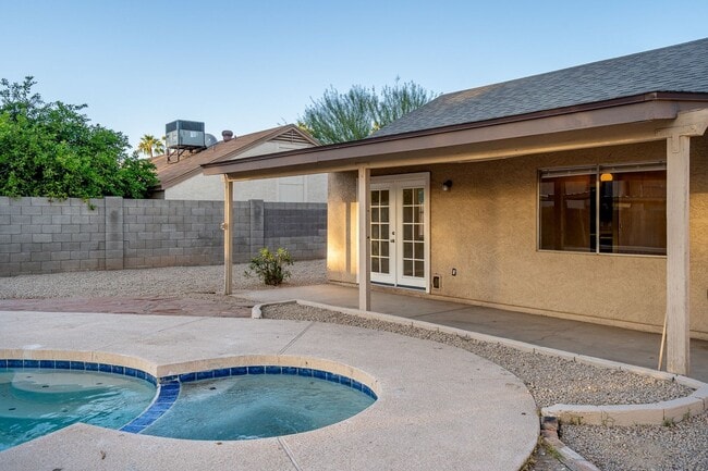 Building Photo - 3 bedroom Home with Pool and Spa