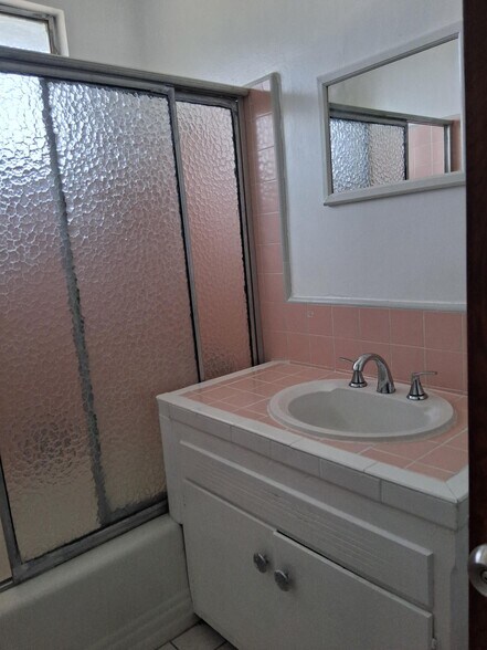 Building Photo - 418 E Tamarack Ave