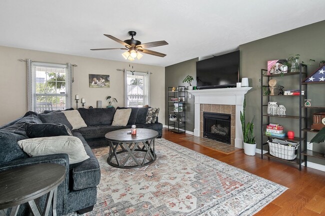 Building Photo - Stunning 4 Bed 3.5 Bath Home with Bonus Ro...