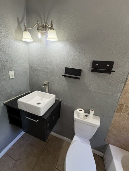 Building Photo - 2513 Quintana Rd