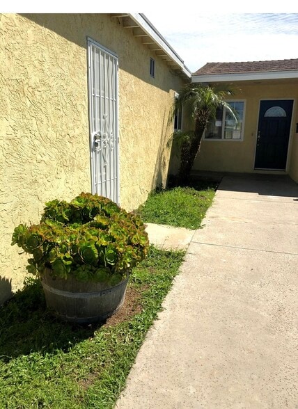 Front door entrance - 122 E Quintard St