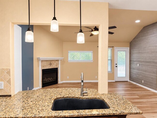 Building Photo - 807 Hilltop Dr