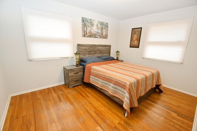 Building Photo - Furnished or unfurnished 4 bedroom 3 full bath home near the University of Notre Dame.