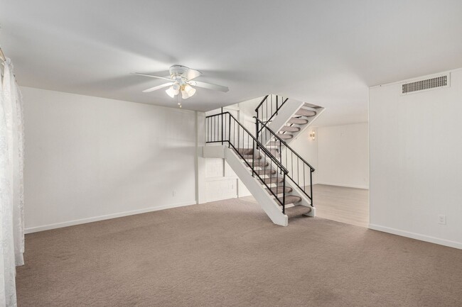 Building Photo - Charming 3 bedroom townhouse in Glendale!