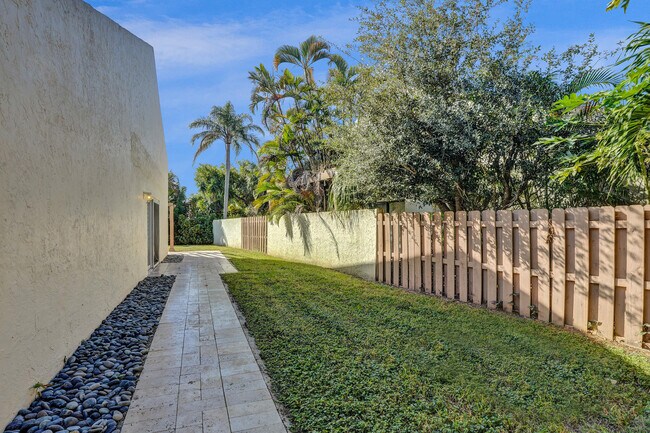 Building Photo - 21760 Contado Rd