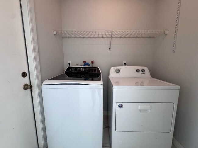 Building Photo - 240 Malibu Cir