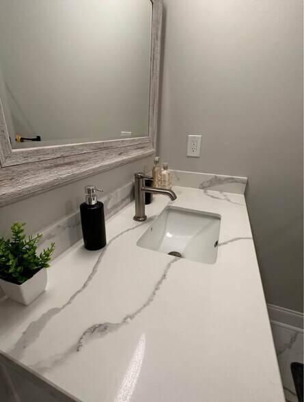 Building Photo - 2136 Saint Andrew St