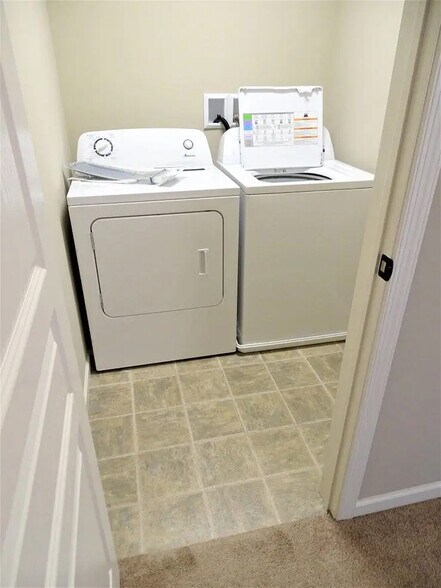 Building Photo - 945 Woodridge Dr