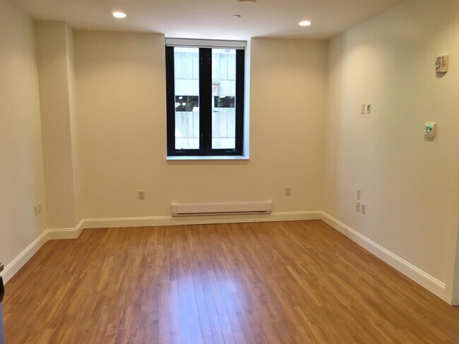 Building Photo - 875 Elm St