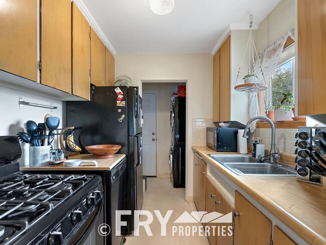 Building Photo - Cozy Ranch in Prime Location With A Large ...