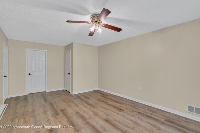 Building Photo - 134 Whispering Oaks Way