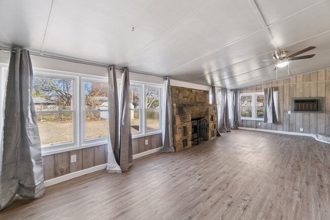 Building Photo - 3 bed, 1 bath home in the Village