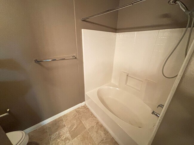 Building Photo - Beautiful 2Bed/2Bath Condo located in the ...