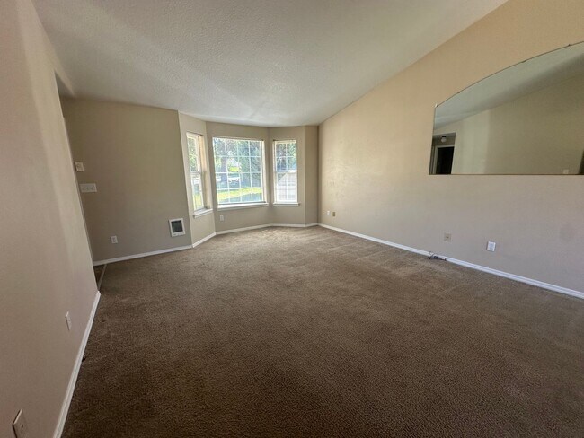 Building Photo - 3025 SW Reindeer Ave