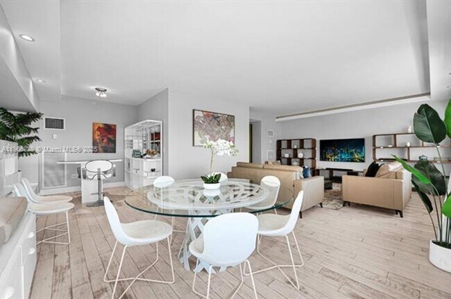 Building Photo - 1435 Brickell Ave