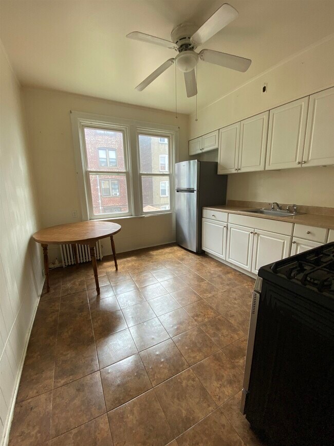 Building Photo - 172 W 49th St