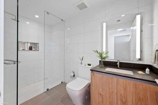 Building Photo - Studio, 1 bath Condo - 150 NE 8 ST