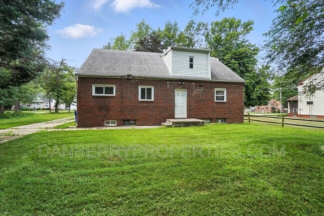 Building Photo - 822 Searles Rd