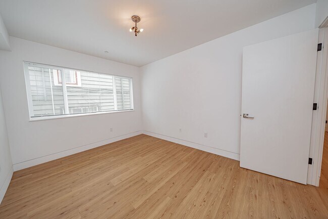 Building Photo - 848 32nd St