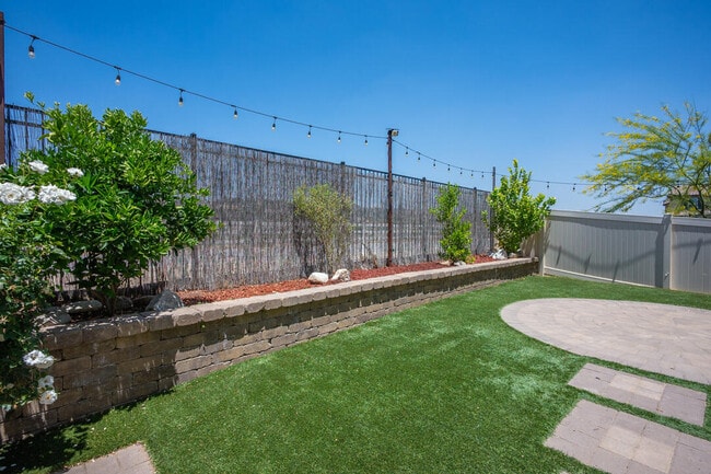 Building Photo - 27638 Sawtooth Ln