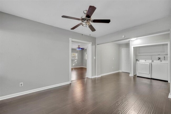 Building Photo - 1811 Park Lake St