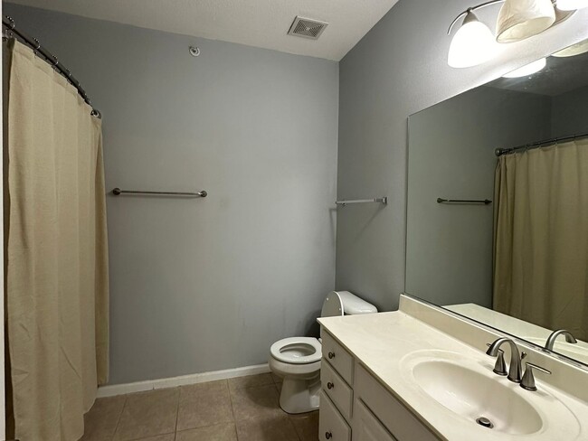 Building Photo - 3 Bedroom Apartment Style Condo in West De...