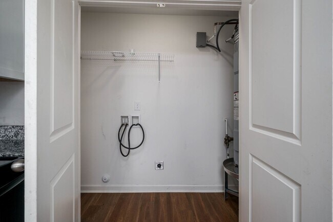 Building Photo - Nice 3 Bed 2 Bath House Available Now! Call to Schedule a Tour!