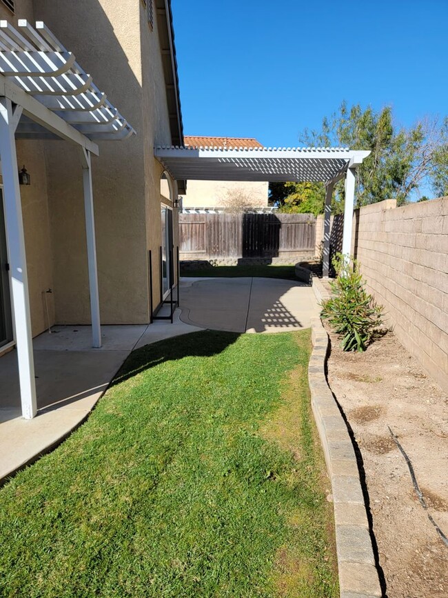 Building Photo - 3 Bedroom 2 Bath home with Den/Office loca...