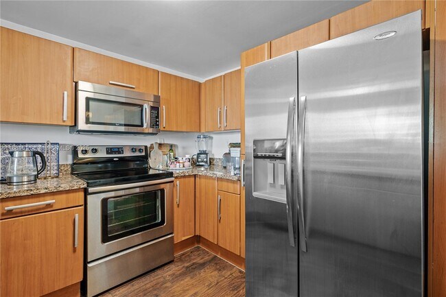 Building Photo - 6362 Collins Ave