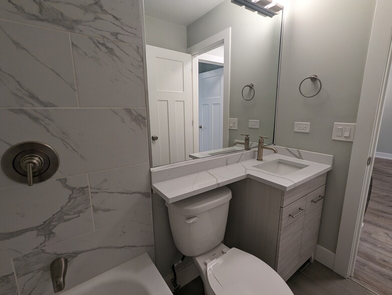 Building Photo - 511 W Barry Ave