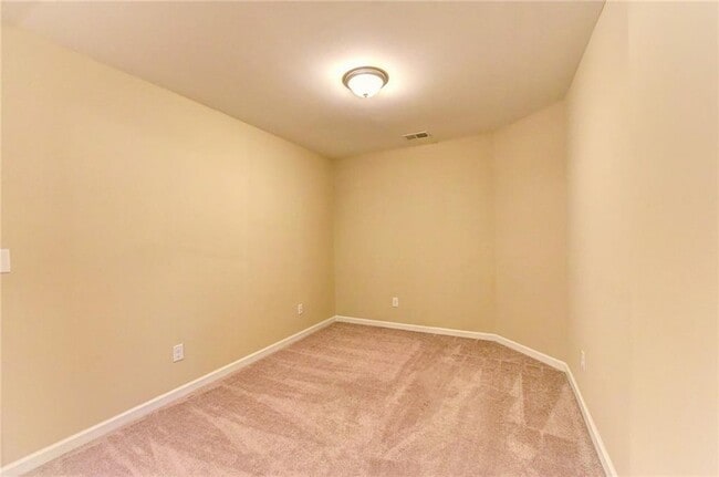 Building Photo - 1075 Hampton Oaks Dr