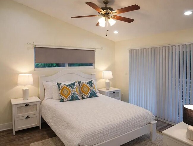 Building Photo - 902 Palm Ave